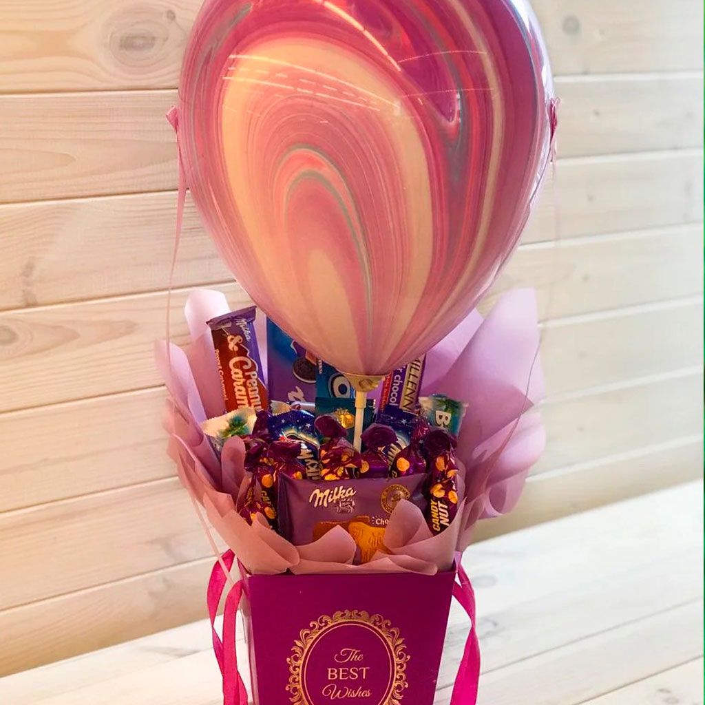 Подарок в воздушном шаре. Сладкий подарок воздушный шар. Воздушный шар подарок с конфетами. Сладкий букет в коробке с шаром. Воздушный шар с коробкой сладостей.