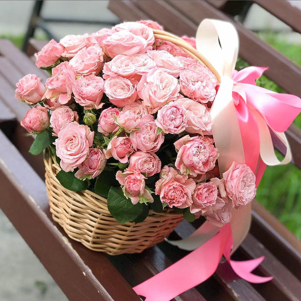 Цветы розовые в корзине 